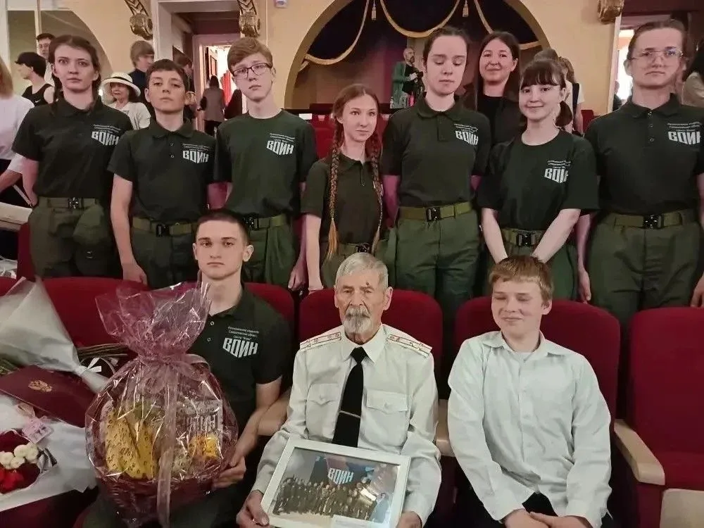 100 лет легенде!  Сегодня наши школьники-курсанты Центра «ВОИН» поздравили с вековым юбилеем ветеран