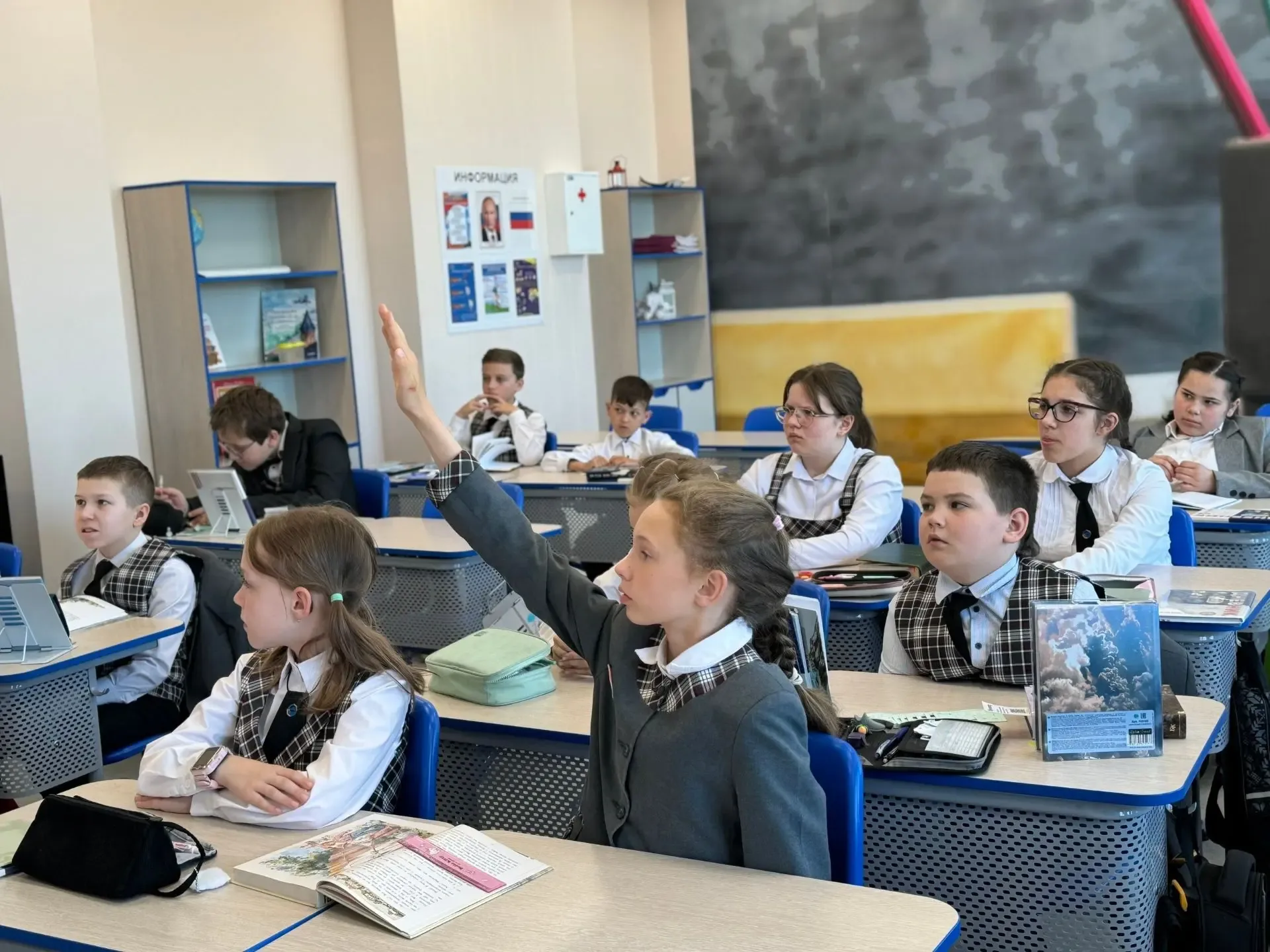 В нашем лицее прошла акция «Телефон доверия»!  Под девизом «Информирование о телефоне доверия — шаг 