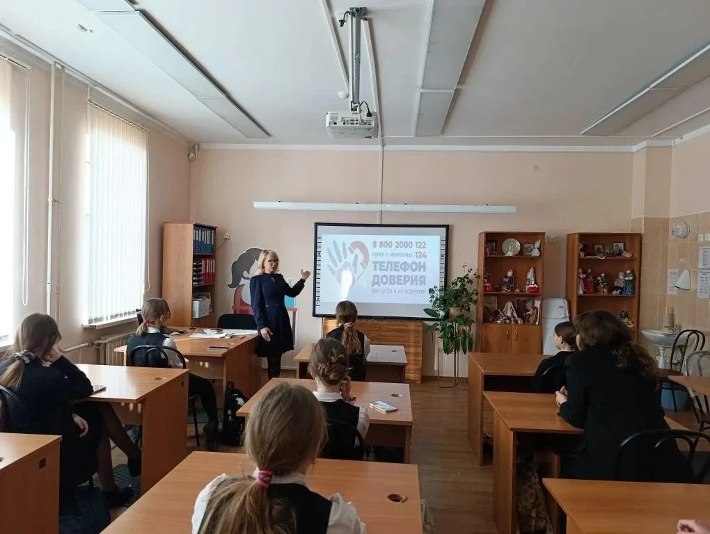 В нашем лицее прошла акция «Телефон доверия»!  Под девизом «Информирование о телефоне доверия — шаг 