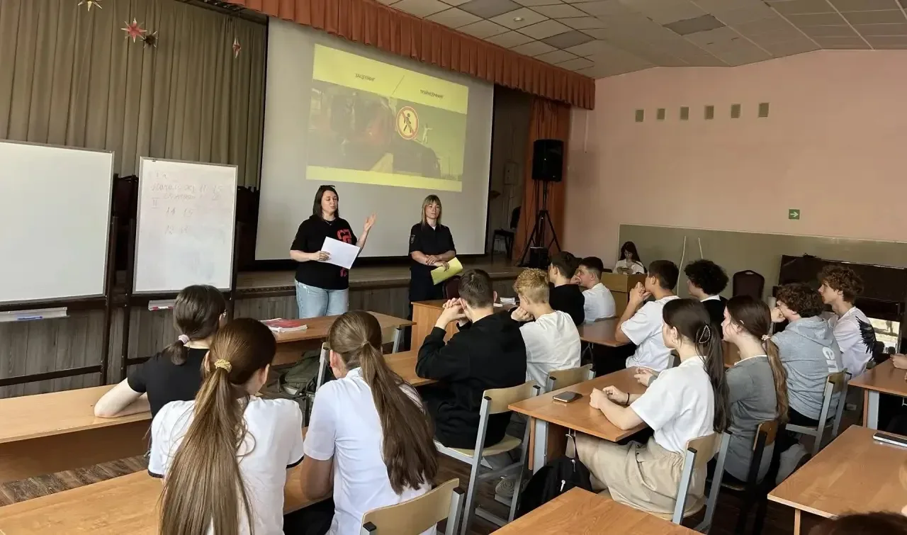 ⚠️ Безопасность на железной дороге — дело каждого!  ‼️В рамках месячника «Уступи дорогу поездам!» в 