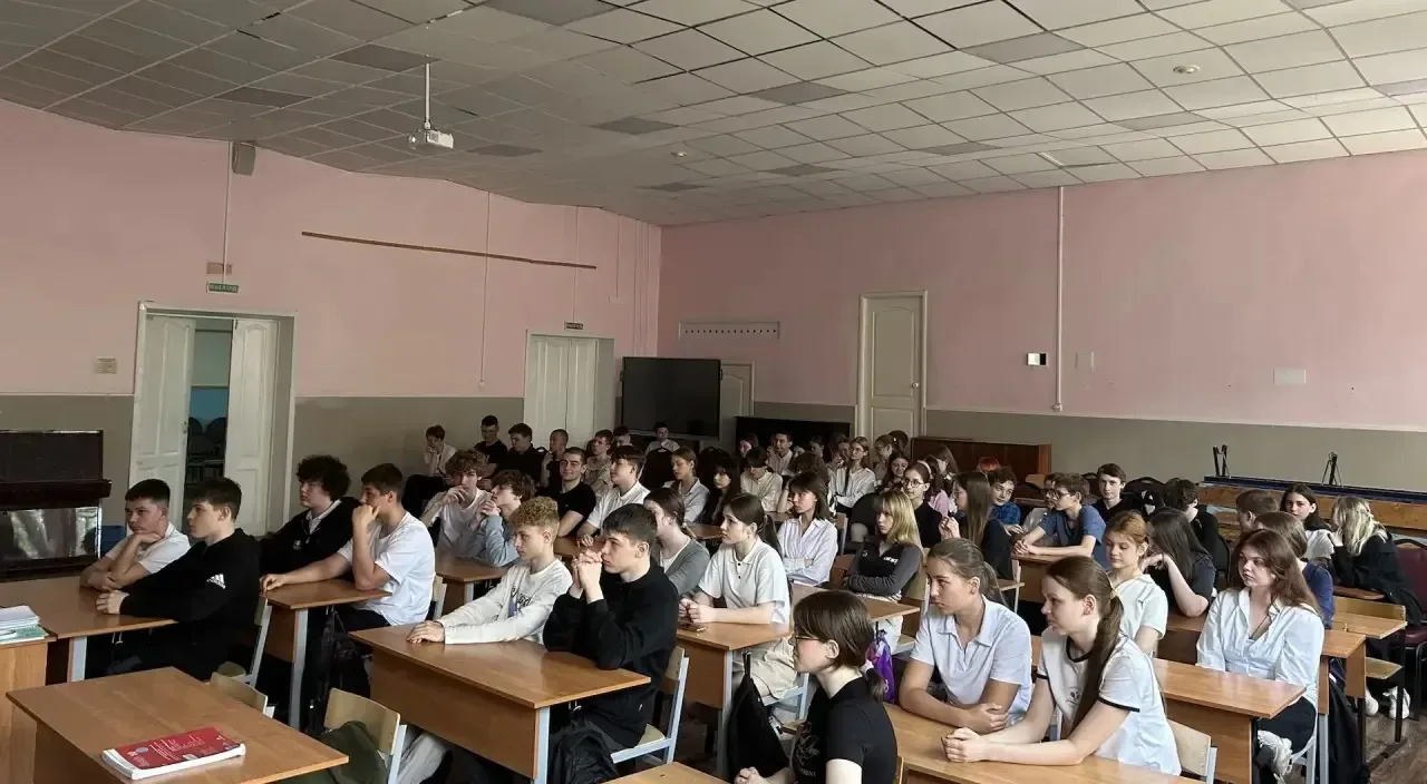 ⚠️ Безопасность на железной дороге — дело каждого!  ‼️В рамках месячника «Уступи дорогу поездам!» в 