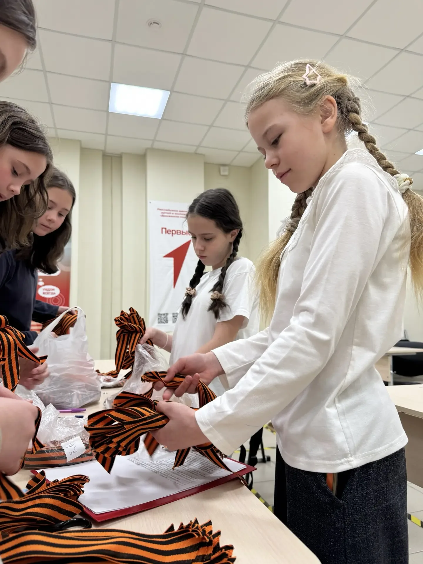 Символы памяти: как наша школа готовилась к 9 Мая 🧡🕊️  За неделю до Дня Победы в школе стартовала ак