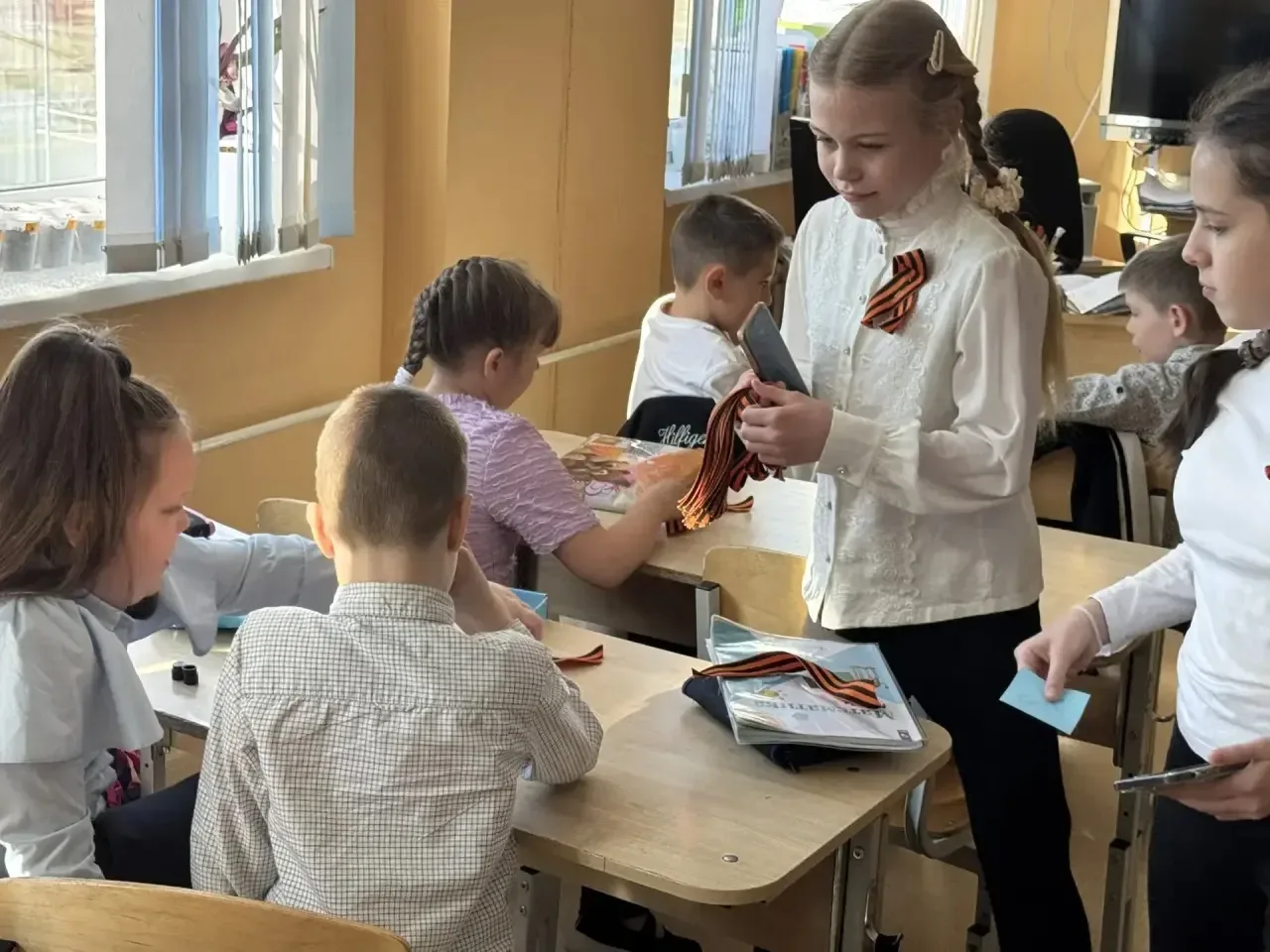 Символы памяти: как наша школа готовилась к 9 Мая 🧡🕊️  За неделю до Дня Победы в школе стартовала ак