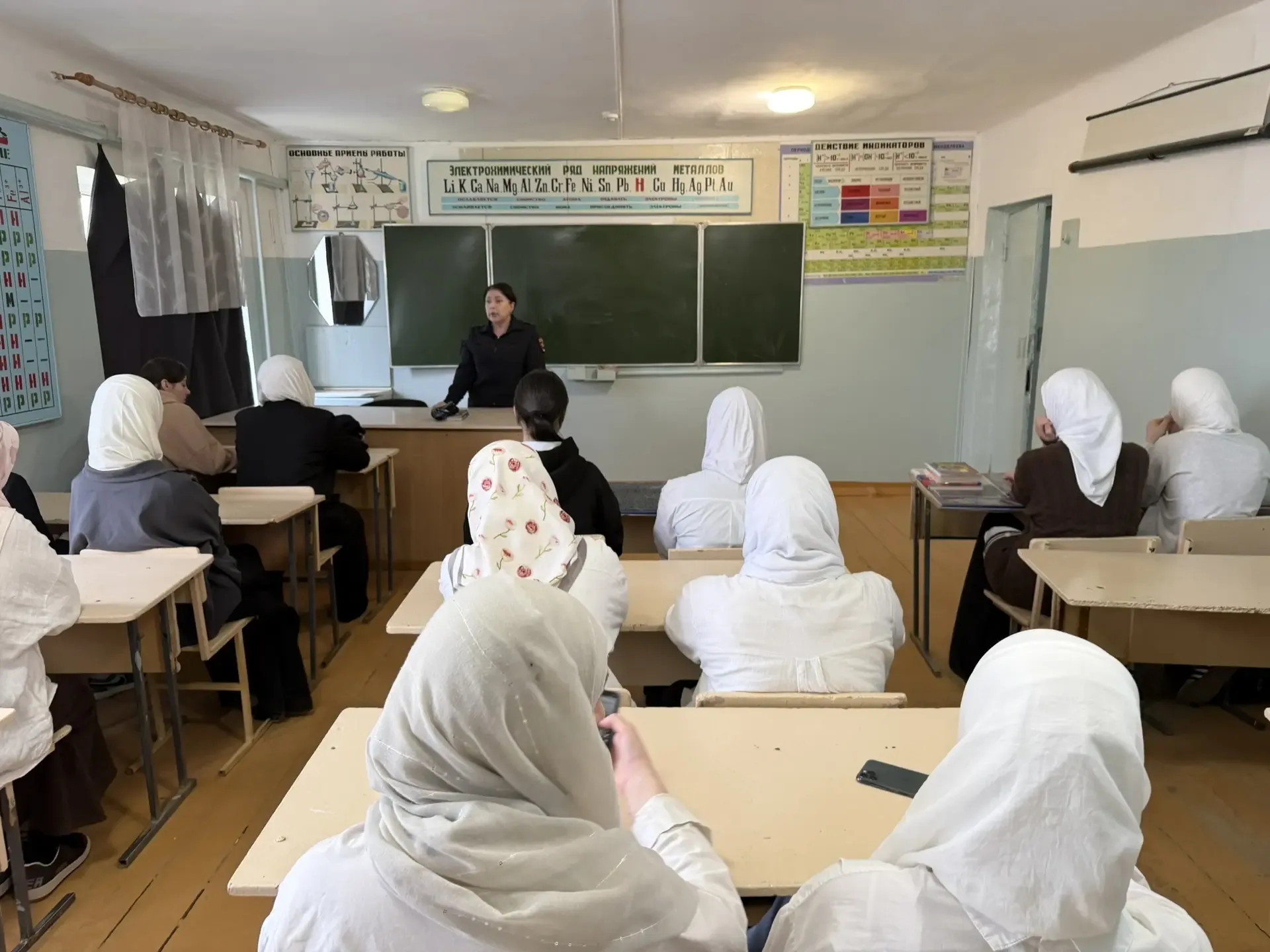 Классные часы среди 7-10 классов с приглашением инспектора полиции Халиковой М.А. Тема классных часо