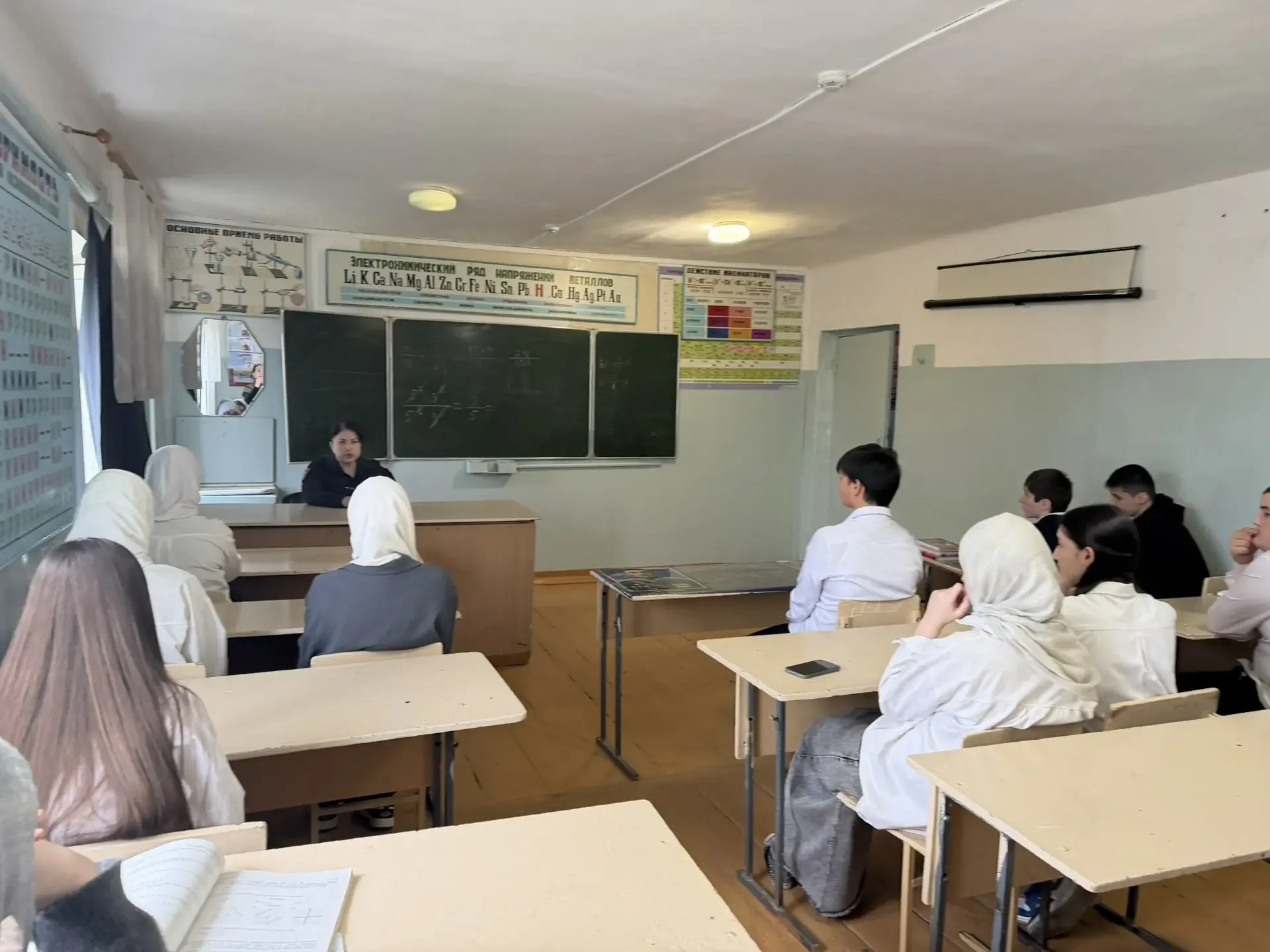 Классные часы среди 7-10 классов с приглашением инспектора полиции Халиковой М.А. Тема классных часо
