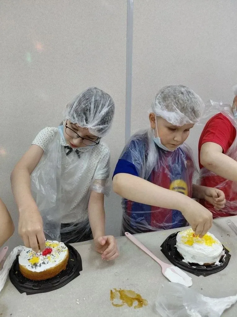 🍰 Сладкое приключение 2 «Е» класса: экскурсия на фабрику «9 Островов»! 🍩    15 мая ученики 2 «Е» кла
