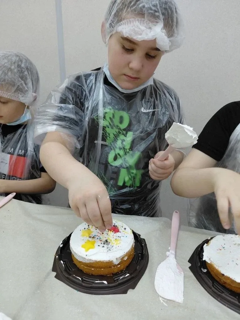 🍰 Сладкое приключение 2 «Е» класса: экскурсия на фабрику «9 Островов»! 🍩    15 мая ученики 2 «Е» кла