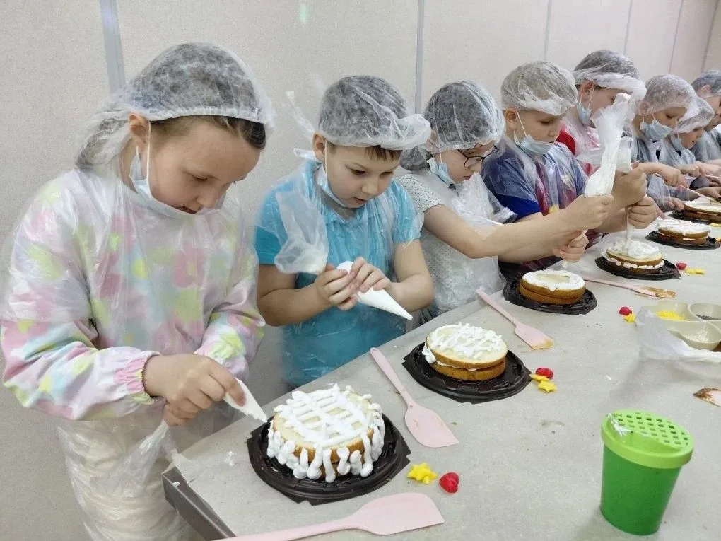 🍰 Сладкое приключение 2 «Е» класса: экскурсия на фабрику «9 Островов»! 🍩    15 мая ученики 2 «Е» кла