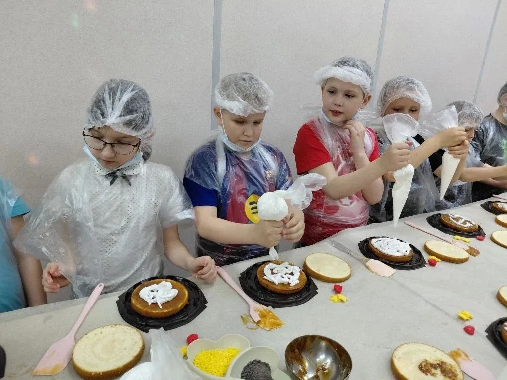 🍰 Сладкое приключение 2 «Е» класса: экскурсия на фабрику «9 Островов»! 🍩    15 мая ученики 2 «Е» кла