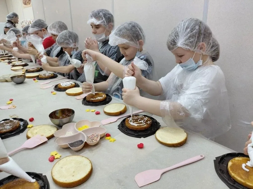🍰 Сладкое приключение 2 «Е» класса: экскурсия на фабрику «9 Островов»! 🍩    15 мая ученики 2 «Е» кла