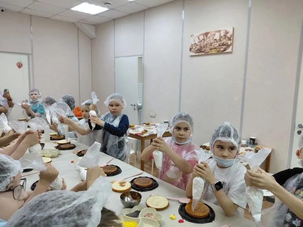 🍰 Сладкое приключение 2 «Е» класса: экскурсия на фабрику «9 Островов»! 🍩    15 мая ученики 2 «Е» кла