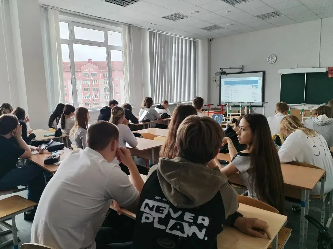 📢 Выбирай будущее в один клик!  Обучающиеся 9-х классов приняли участие в онлайн-уроке, посвящённом 