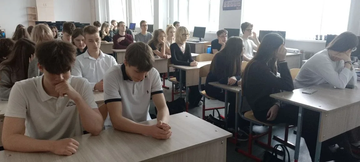 📢 Выбирай будущее в один клик!  Обучающиеся 9-х классов приняли участие в онлайн-уроке, посвящённом 