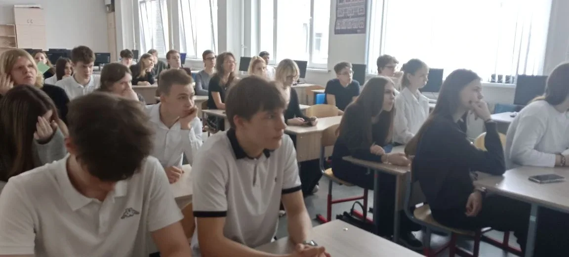 📢 Выбирай будущее в один клик!  Обучающиеся 9-х классов приняли участие в онлайн-уроке, посвящённом 