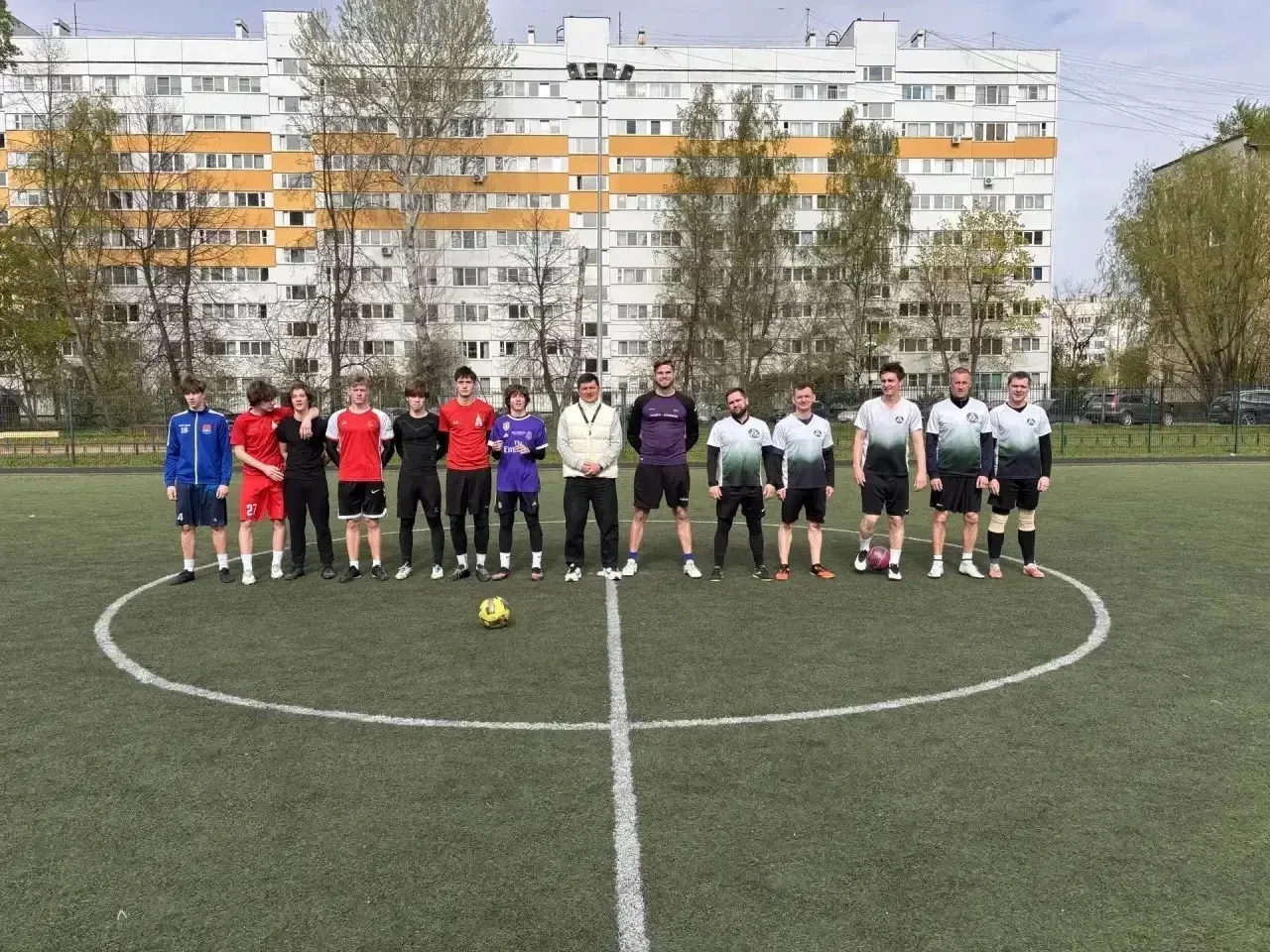 «Опыт против молодости: футбольный баттл»⚽️   7 мая состоялся захватывающий футбольный матч между ко