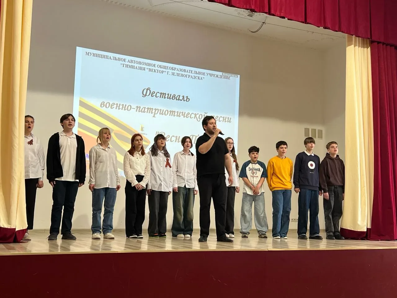 🎖️Многожанровый патриотический фестиваль Весна Победы прошел в гимназии Вектор 🎖️  🎇8 мая в преддвер