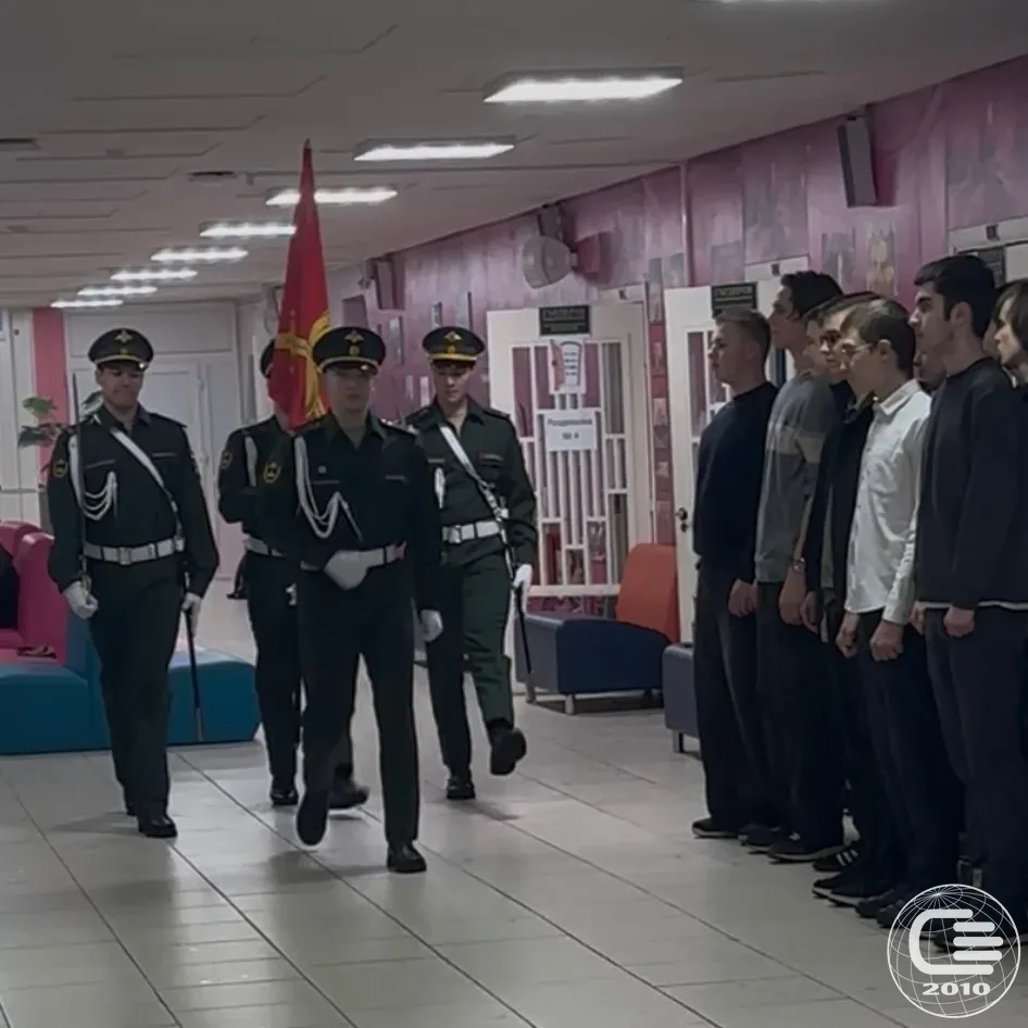 🇷🇺 В понедельник в нашей школе прошла торжественная церемония поднятия флага России. Традиция, объед