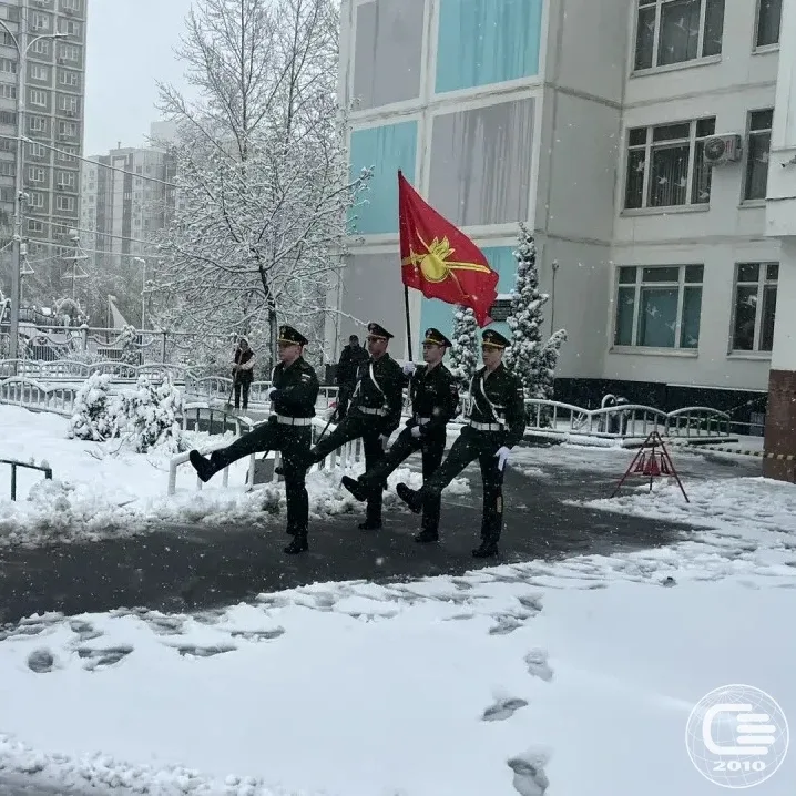 🇷🇺 В понедельник в нашей школе прошла торжественная церемония поднятия флага России. Традиция, объед