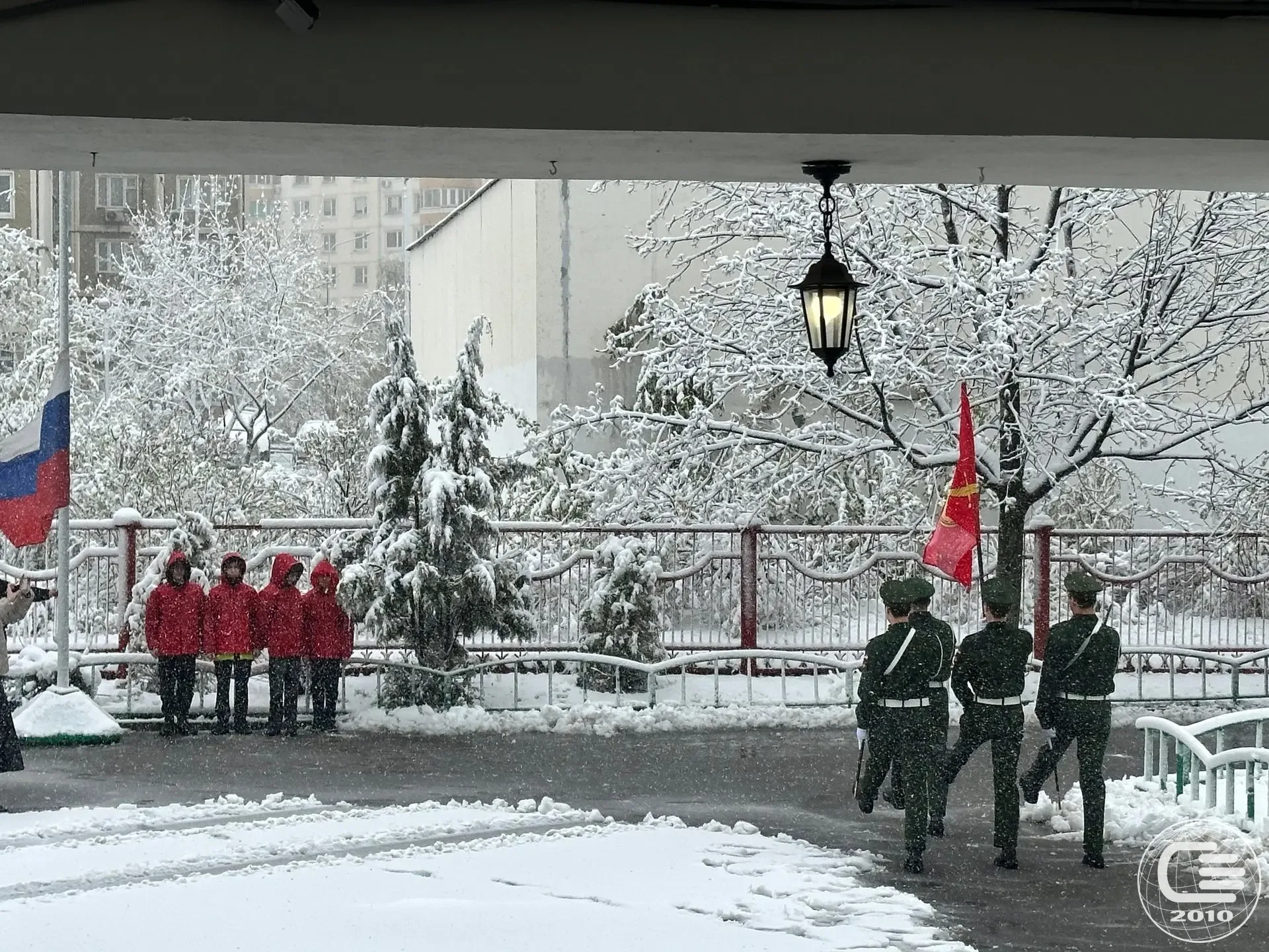 🇷🇺 В понедельник в нашей школе прошла торжественная церемония поднятия флага России. Традиция, объед