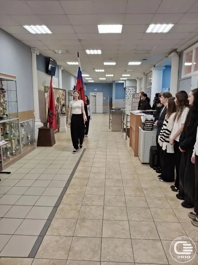 🇷🇺 В понедельник в нашей школе прошла торжественная церемония поднятия флага России. Традиция, объед