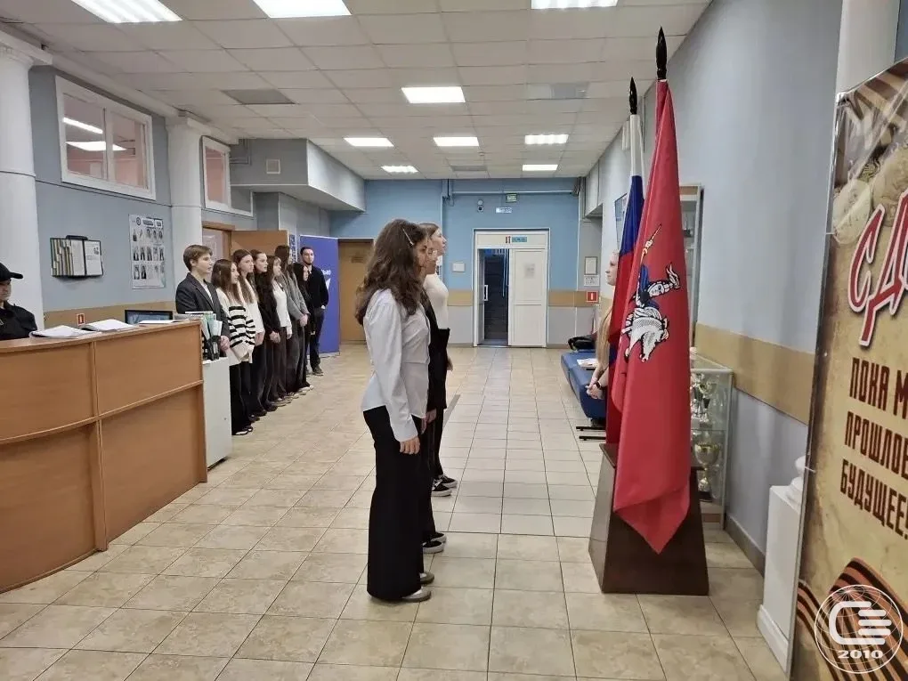 🇷🇺 В понедельник в нашей школе прошла торжественная церемония поднятия флага России. Традиция, объед