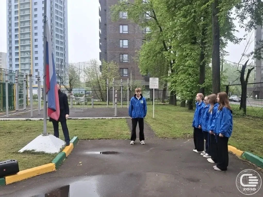 🇷🇺 Начало рабочей недели в нашей школе началось традиционно.  Флаг Российской Федерации поднимают во