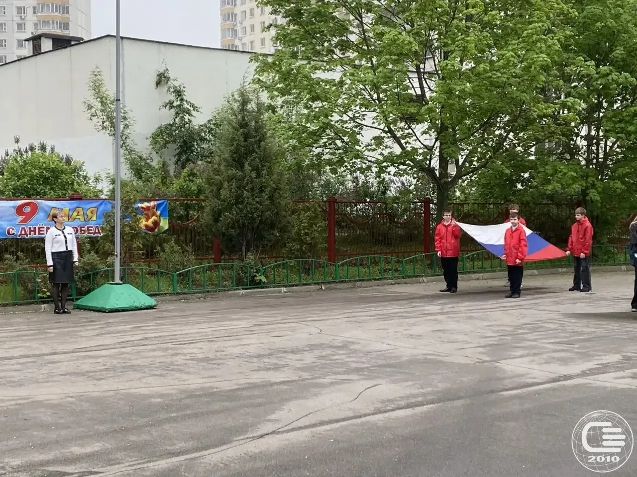 🇷🇺 Начало рабочей недели в нашей школе началось традиционно.  Флаг Российской Федерации поднимают во