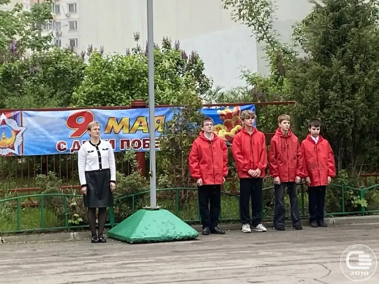🇷🇺 Начало рабочей недели в нашей школе началось традиционно.  Флаг Российской Федерации поднимают во