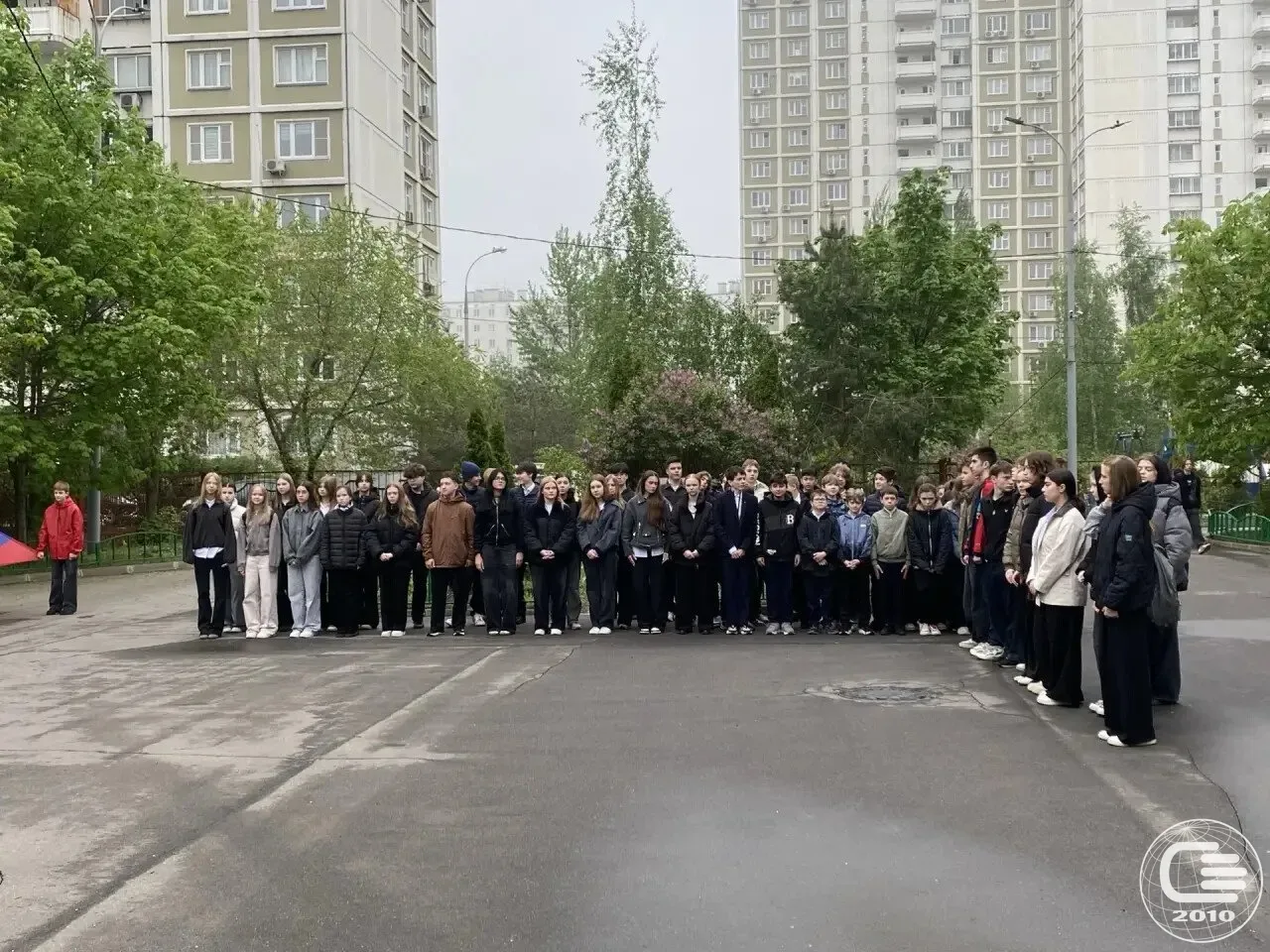 🇷🇺 Начало рабочей недели в нашей школе началось традиционно.  Флаг Российской Федерации поднимают во