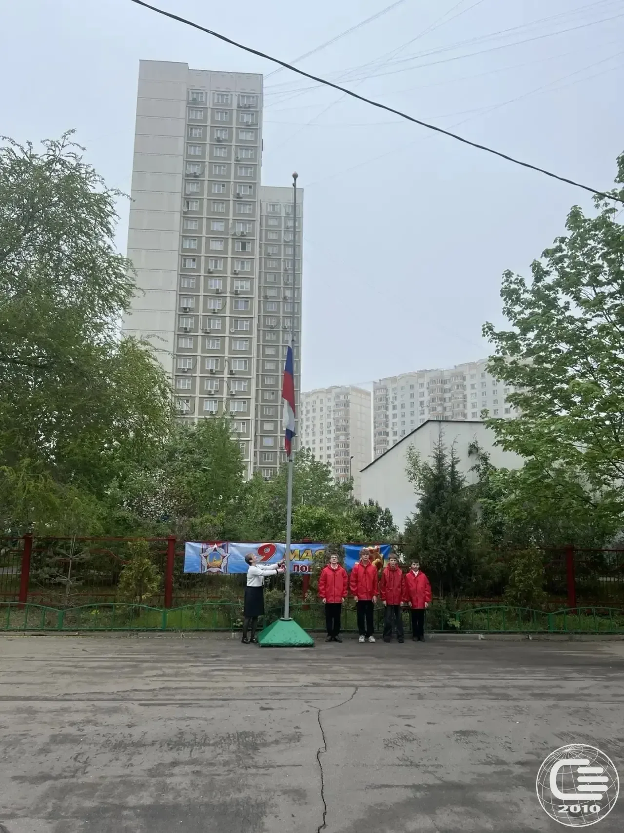🇷🇺 Начало рабочей недели в нашей школе началось традиционно.  Флаг Российской Федерации поднимают во