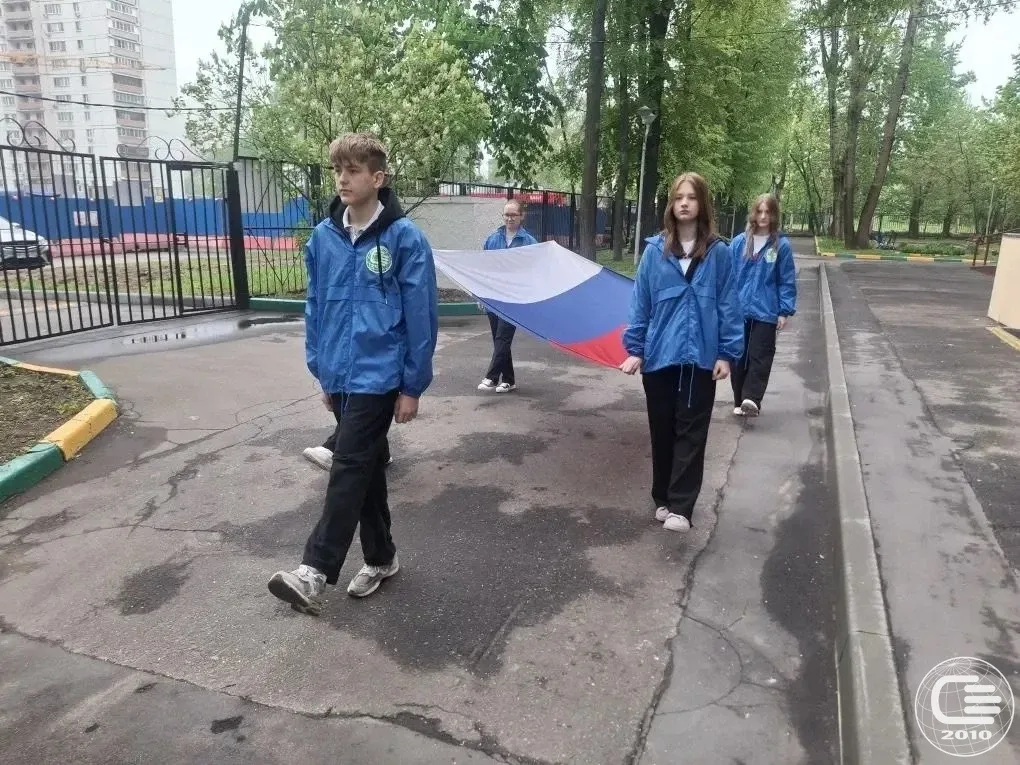 🇷🇺 Начало рабочей недели в нашей школе началось традиционно.  Флаг Российской Федерации поднимают во