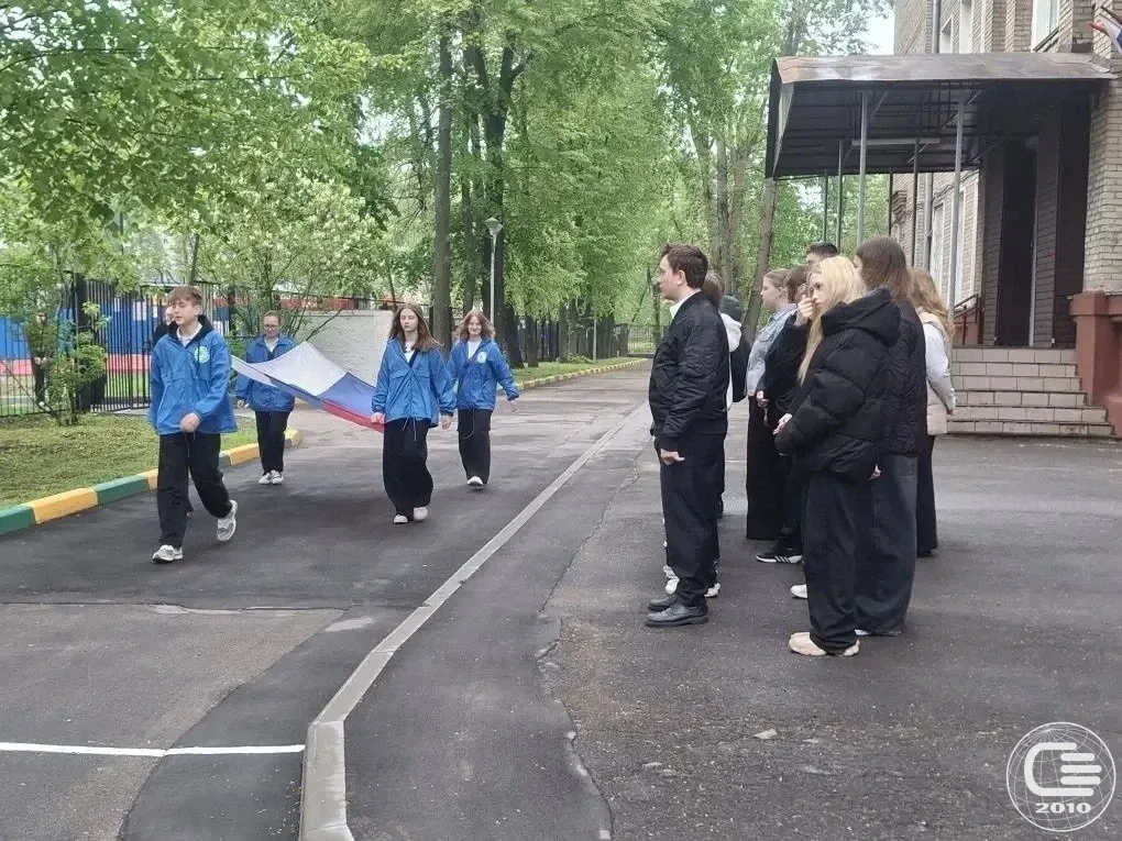 🇷🇺 Начало рабочей недели в нашей школе началось традиционно.  Флаг Российской Федерации поднимают во