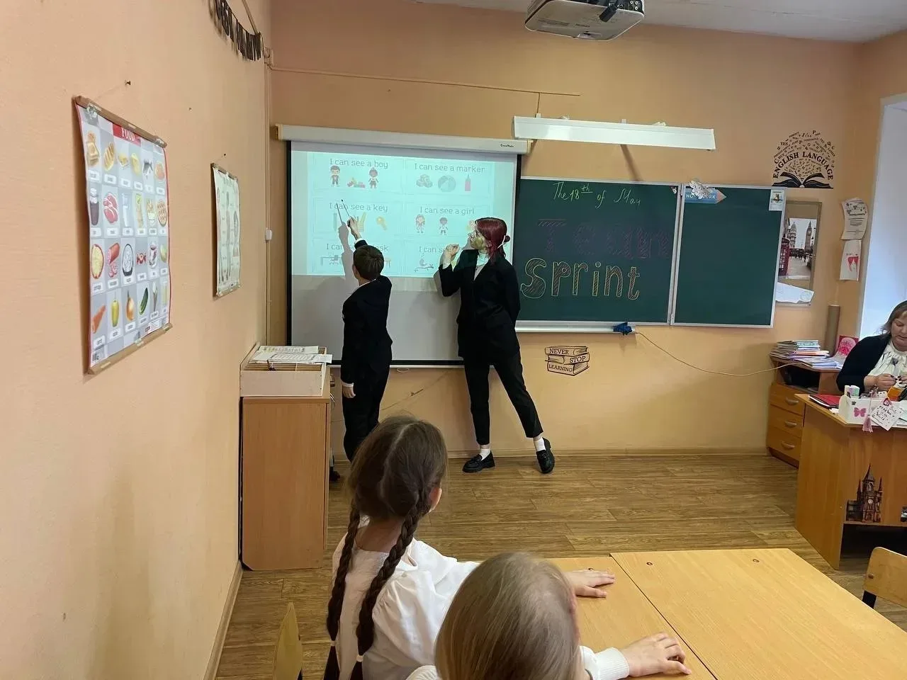 Мост знаний: как 4-классники познакомились с будущими учителями 🌉  ✨ Четвероклассники стали немного 