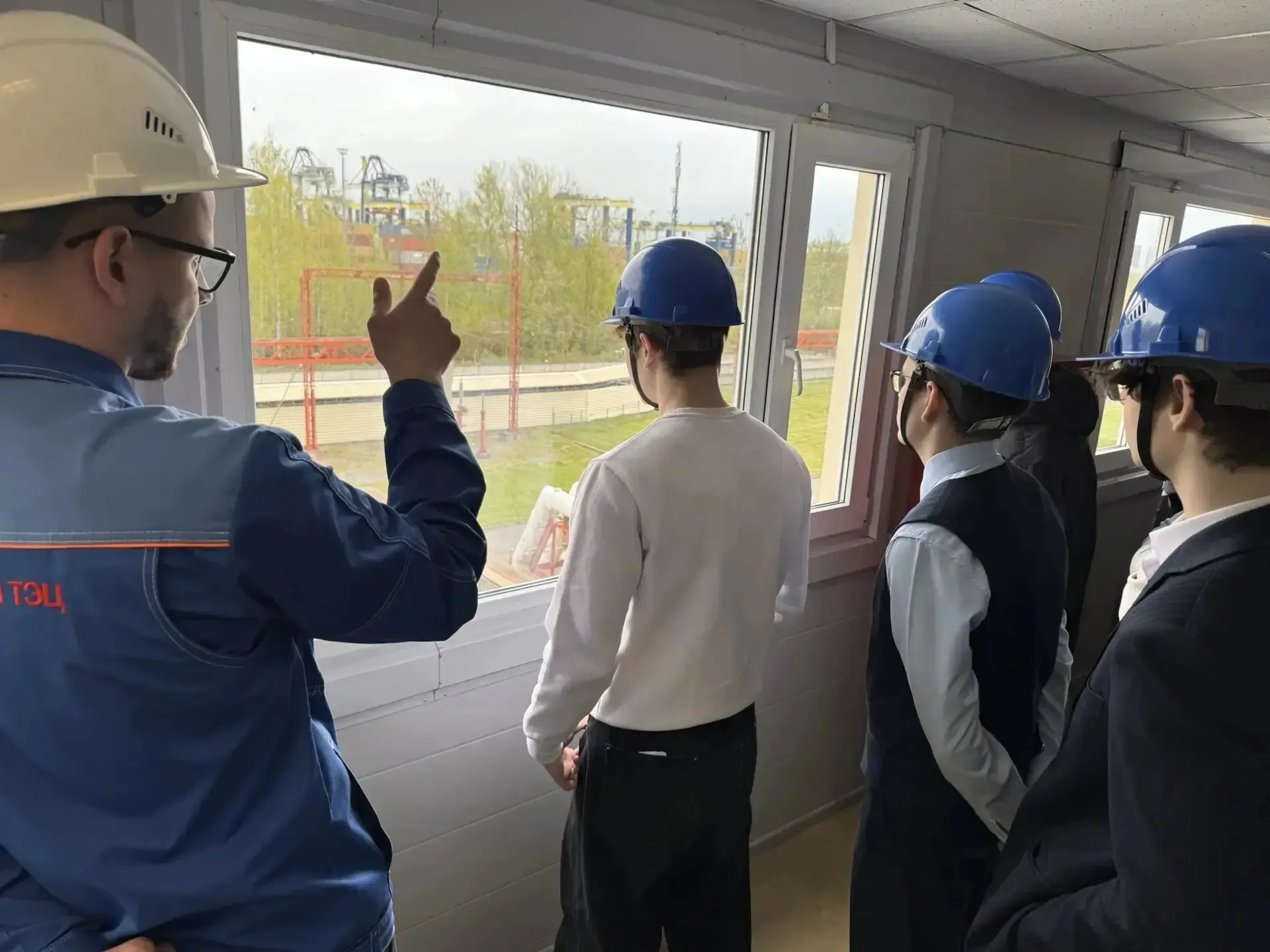 Знакомство с миром профессий продолжается.  Учащиеся 10-3 класса посетили профориентационную экскурс