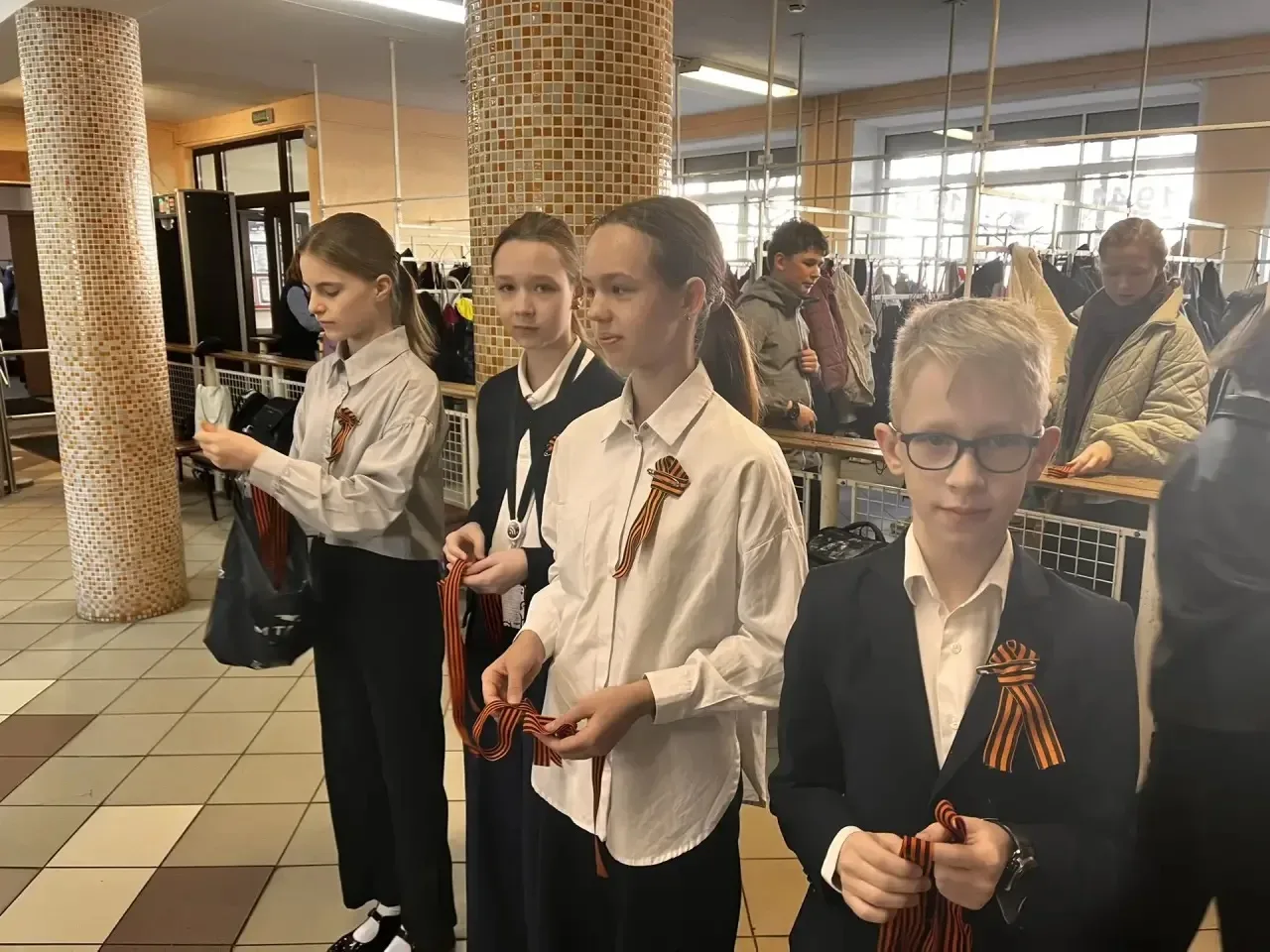 🎗 Символ мужества на груди у каждого: акция «Георгиевская ленточка» в нашей гимназии В преддверии ве