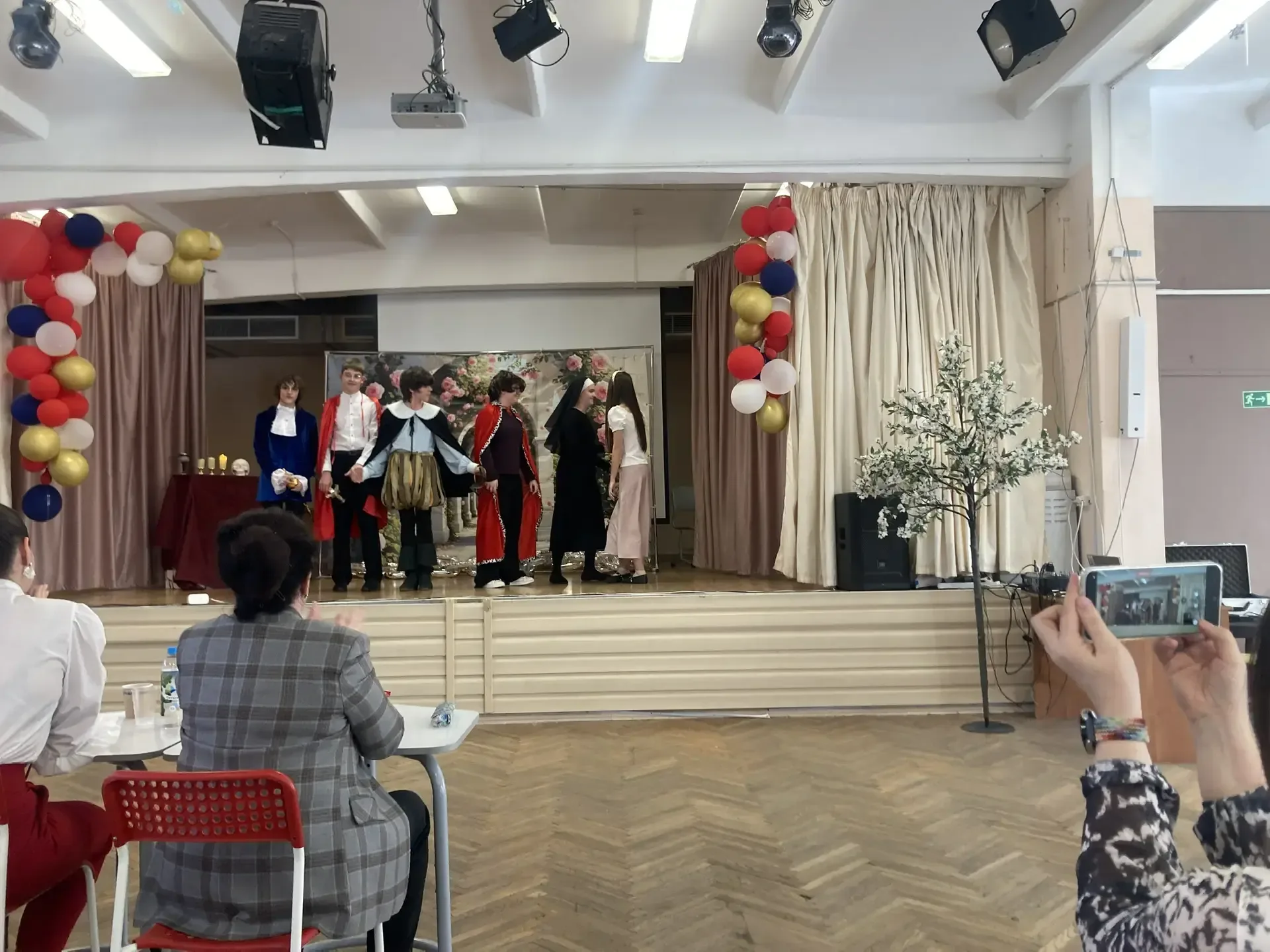 🎭 ТРИУМФ НА ФЕСТИВАЛЕ "VIVAT"! Наши звёзды покорили сцену!  17 апреля команда 8"В" класса блестяще в