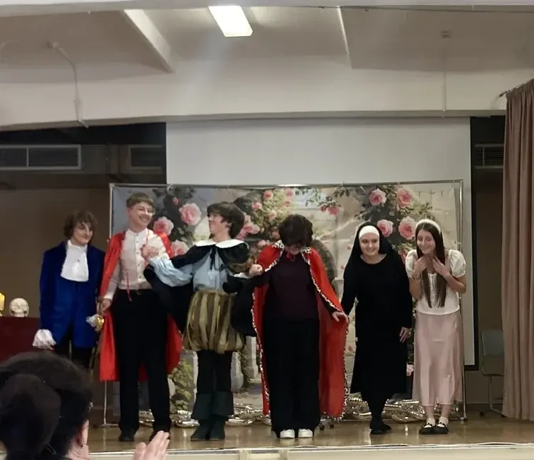 🎭 ТРИУМФ НА ФЕСТИВАЛЕ "VIVAT"! Наши звёзды покорили сцену!  17 апреля команда 8"В" класса блестяще в