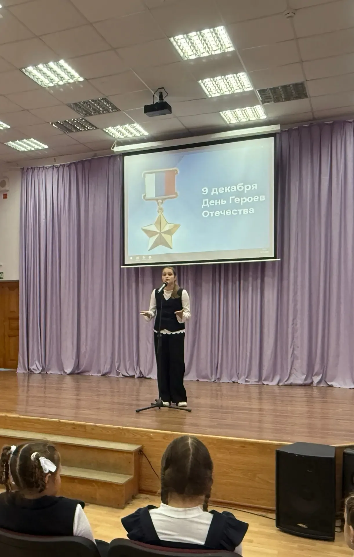 В нашей школе учится настоящий талант! ⭐️  Знакомьтесь — Пантелеева Алина, ученица 5 «В» класса! 🌟  