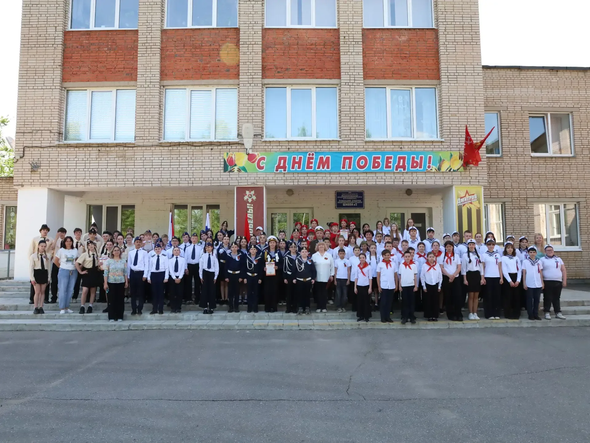 🇷🇺 19 мая в корпусе #КаменскаяСОШ2 Останкинской школы состоялся традиционный смотр строя и песни, по