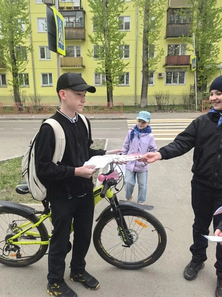 Сегодня 21 мая 2026 года активные родители школы № 27 совместно с участниками отряда ЮИД «Пересвет» 