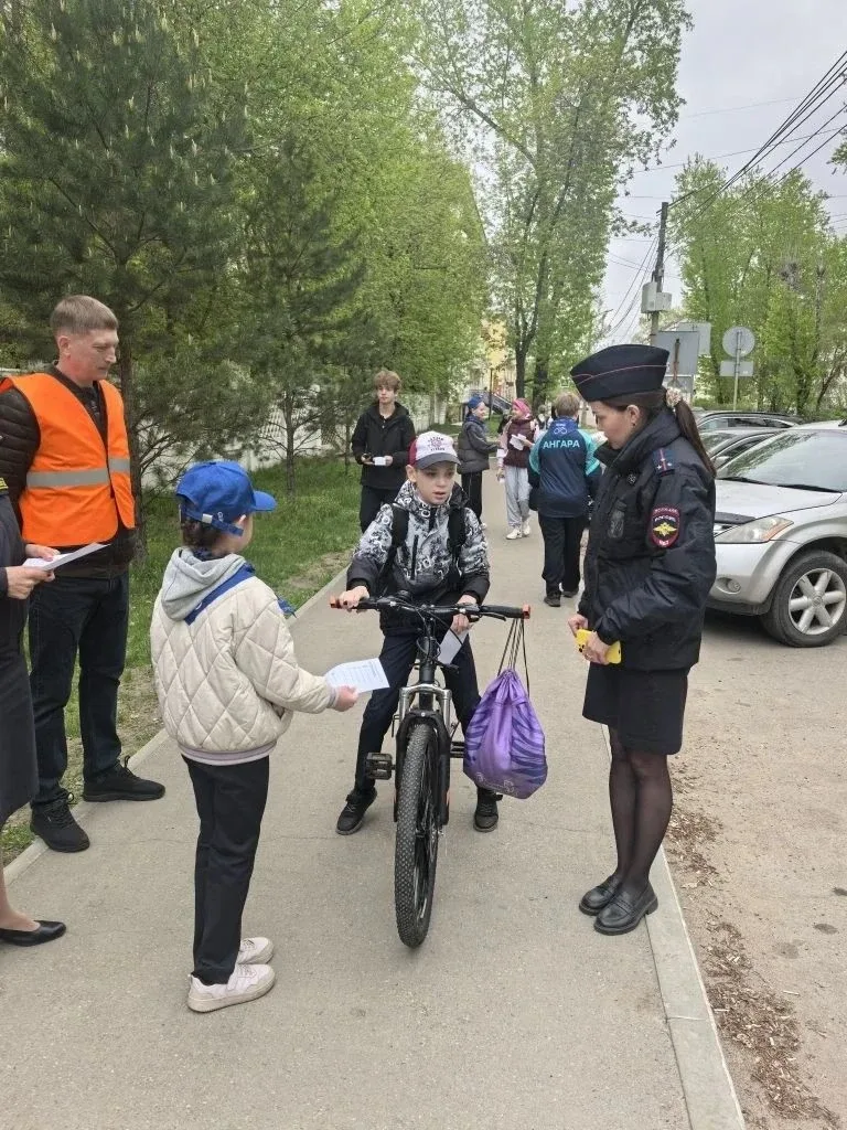 Сегодня 21 мая 2026 года активные родители школы № 27 совместно с участниками отряда ЮИД «Пересвет» 