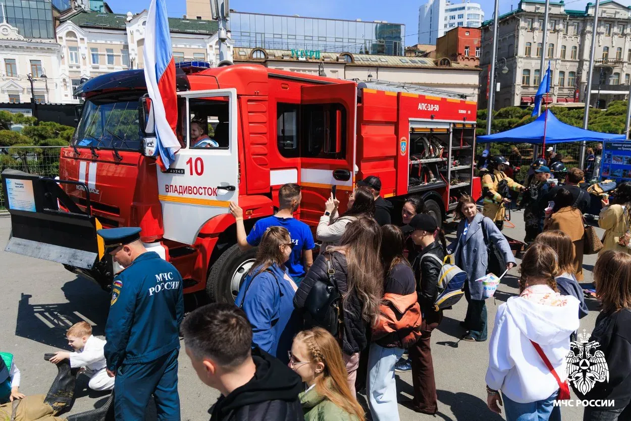 🧑‍🚒 Пожарное дело - ближе: во Владивостоке прошла выставка МЧС России  На центрольной площади города