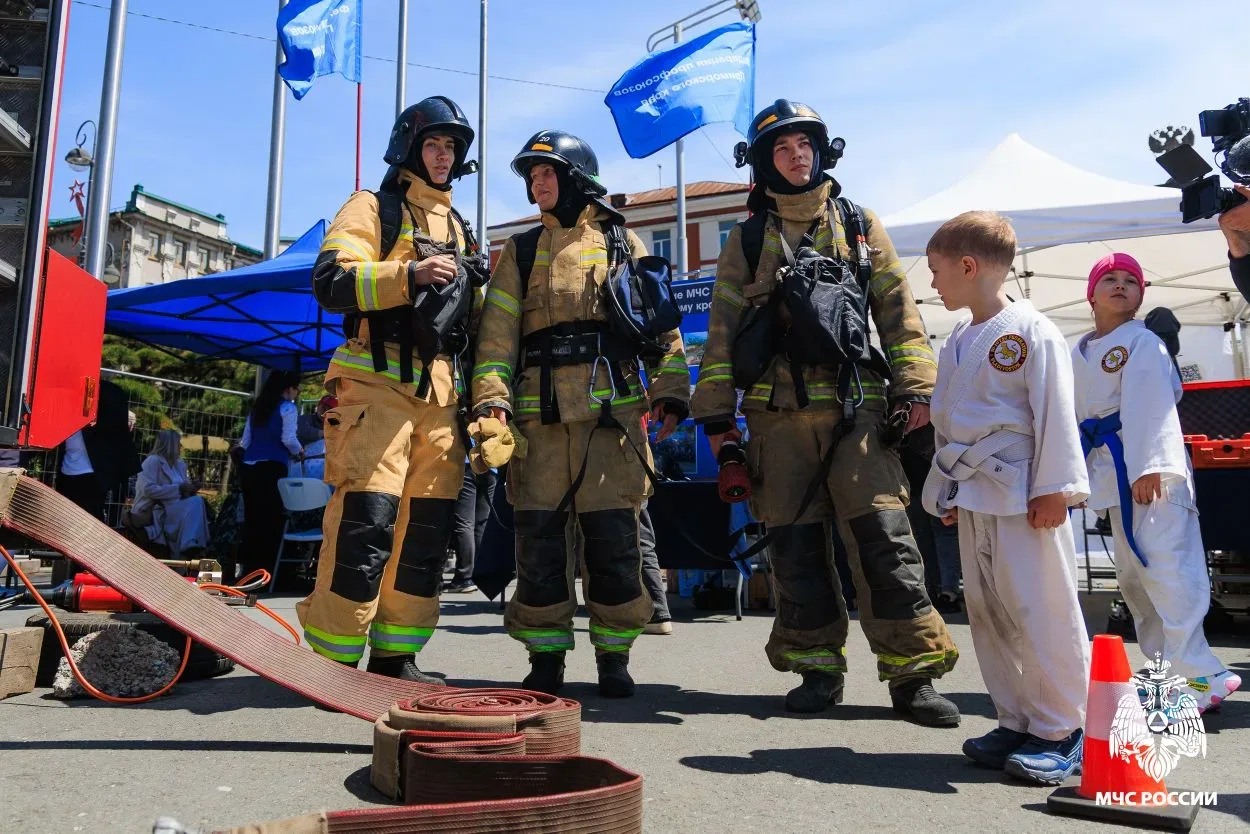 🧑‍🚒 Пожарное дело - ближе: во Владивостоке прошла выставка МЧС России  На центрольной площади города