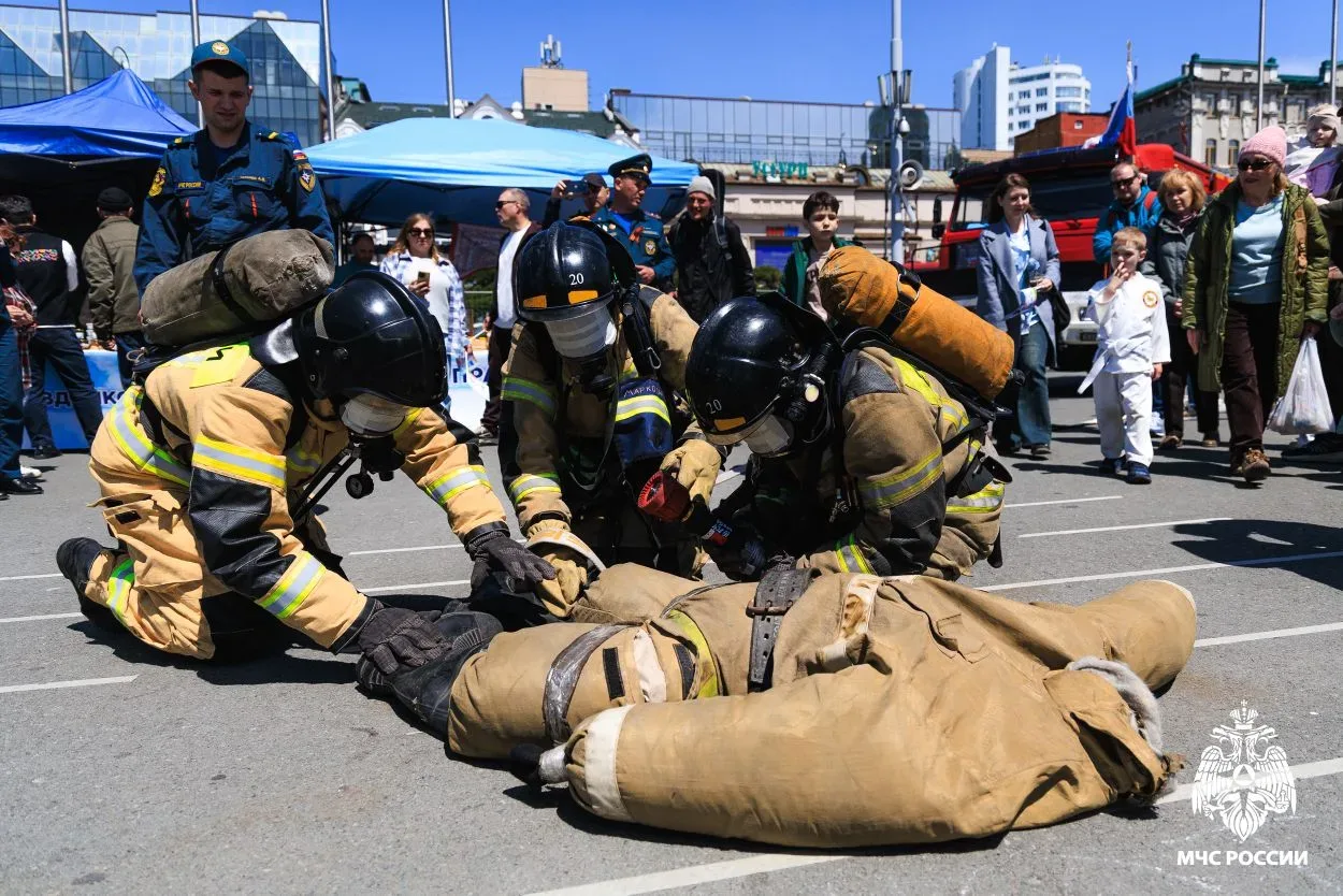 🧑‍🚒 Пожарное дело - ближе: во Владивостоке прошла выставка МЧС России  На центрольной площади города