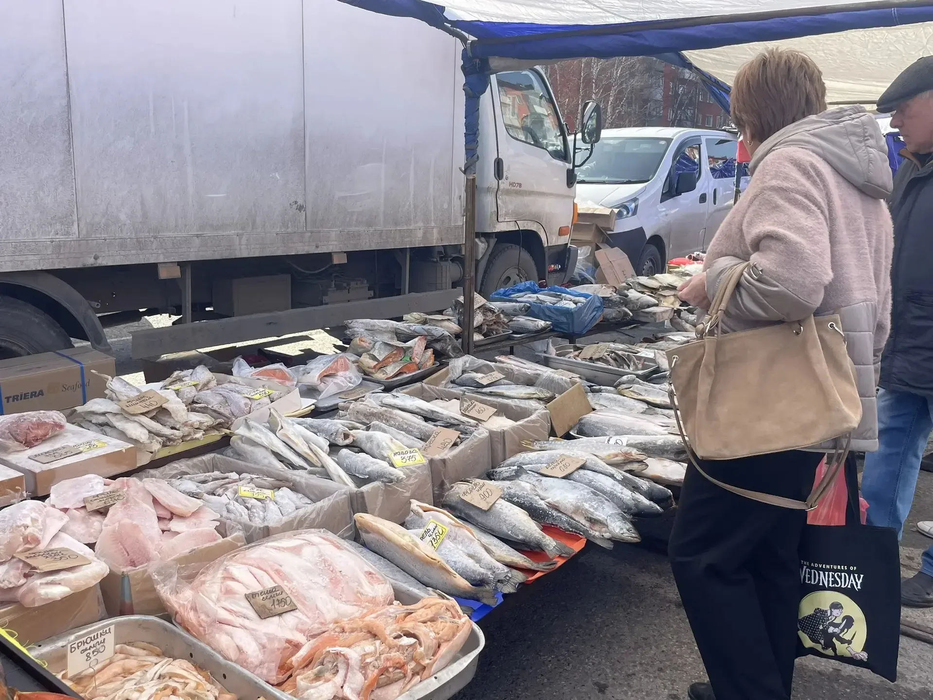 На городской площади проходит традиционная сельскохозяйственная ярмарка 🙌  Производители радуют горо
