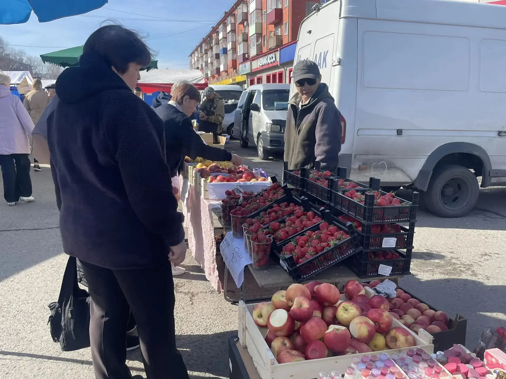 На городской площади проходит традиционная сельскохозяйственная ярмарка 🙌  Производители радуют горо