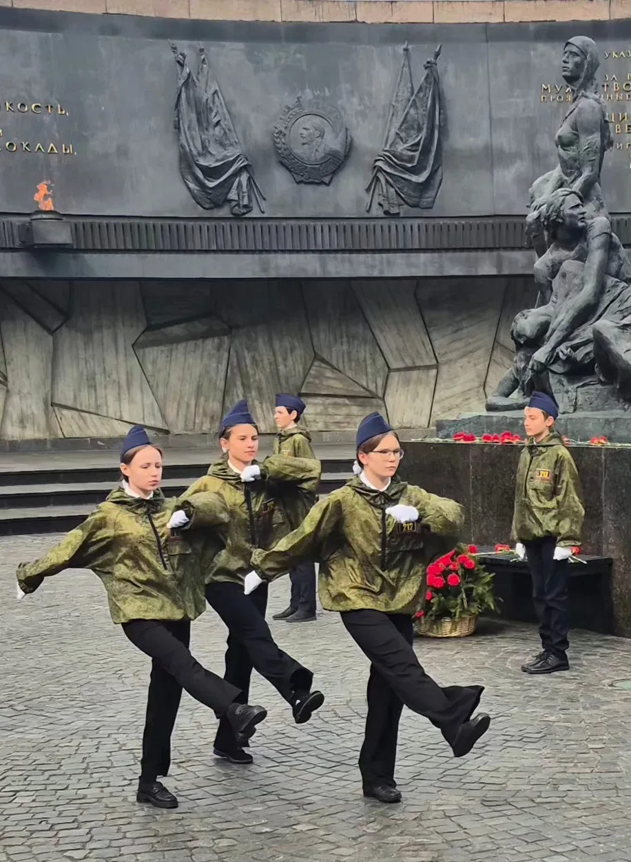 /ЭСТАФЕТА ПАМЯТИ - ПОЧЁТНЫЙ КАРАУЛ/  4 мая в Санкт-Петербурге у Монумента героическим защитникам Лен