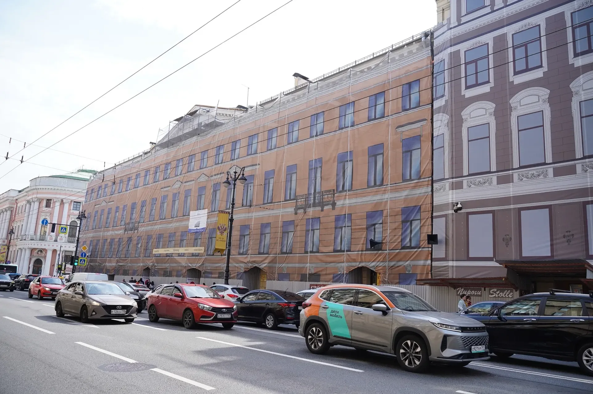 Сразу после Книжного салона вместе с врио директора Фонда капитального ремонта Леонидом Вишневским, 