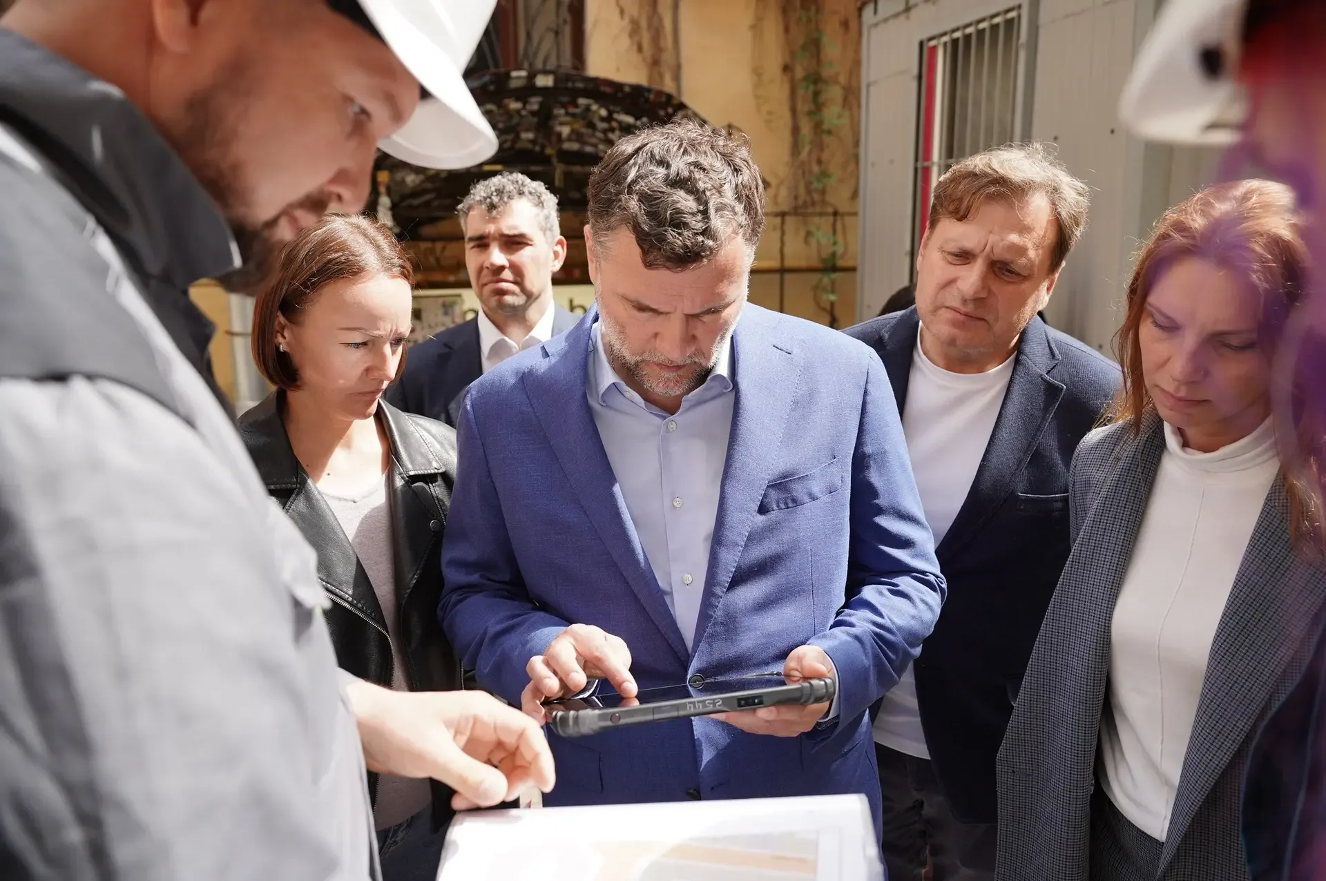 Сразу после Книжного салона вместе с врио директора Фонда капитального ремонта Леонидом Вишневским, 