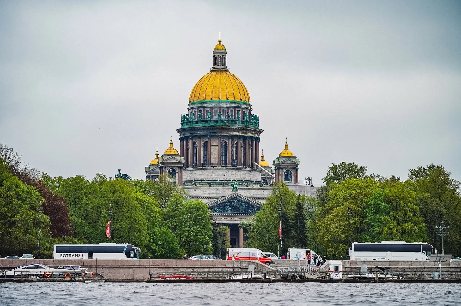 Уделяем особое внимание фасадам зданий, особенно в исторической части города. ГАТИ и ГЖИ ежедневно к